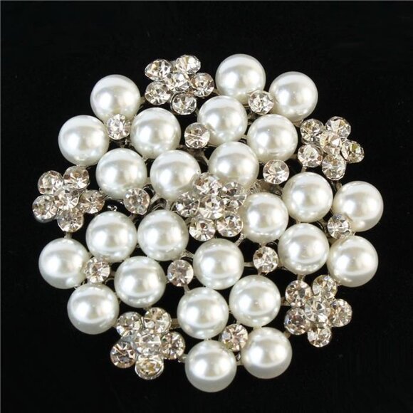 Accessories - Elegant and Delicate NWT Pearl Round Silver CZ Brooch Pin